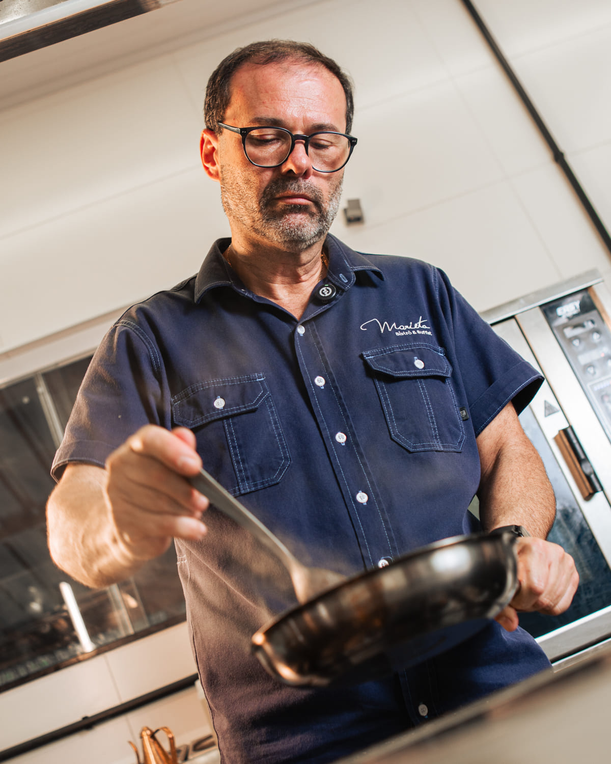 Chef Ricardo Vagner na cozinha do Marieta Bistrô